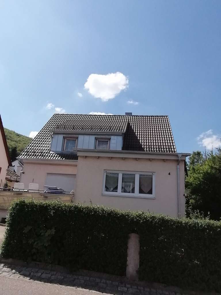 Immobilie in Oberkochen - Einfamilienhaus mit viel Potenzial zur individuellen Gestaltung in attraktiver Wohnlage - Bild 1