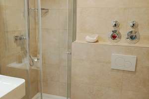 Moderne, TOP-renovierte, vollmöblierte 1-Zimmer Wohnung mit Balkon, Einbauküche und TG-Stellplatz – Erlanger Str. 23, 90765 Ronhof, Kronach, Fürth – Vorschaubild 13