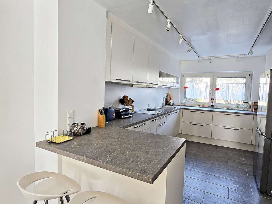 offene Küche samt Einbauküche