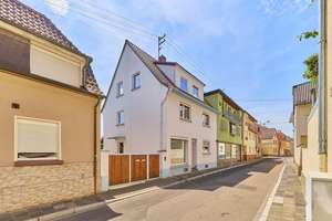 Attraktives Vierfamilienhaus mit ca. 300 qm Wohnfläche -Kapitalanlage oder Mehrgenerationenwohnen in