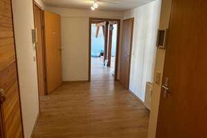 3-Raumwohnung mit Dachterrasse und Weitblick über Halle, Stellplatz, EBK & dekorativen Sichtbalken! – Schwetschkestraße 32, 6110 Südliche Innenstadt, Halle (Saale) – Vorschaubild 2