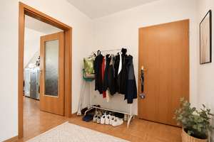 Charmante und helle 2-Zimmer-Dachgeschosswohnung mit Weitblick – Die vollständige Adresse der Immobilie erhältst du vom Anbieter., 86368 Gersthofen – Vorschaubild 2