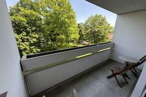 HÜBSCHES ZUHAUSE! Helle, ruhig gelegene 3-Zimmer-Wohnung mit Loggia, Swimmingpool auf dem Dach! – Breslauer Straße 18, 89231 Neu-Ulm – Vorschaubild 4
