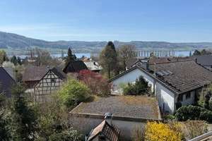 3-Familienhaus mit Seesicht und guter Bausubstanz in bevorzugter sehr ruhiger Wohnlage   – Die vollständige Adresse der Immobilie erhältst du vom Anbieter., 78337 Öhningen – Vorschaubild 1