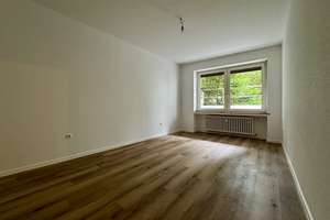 70 m², 2 Zimmer, Küche, Diele, Bad mit Fenster, Balkon!