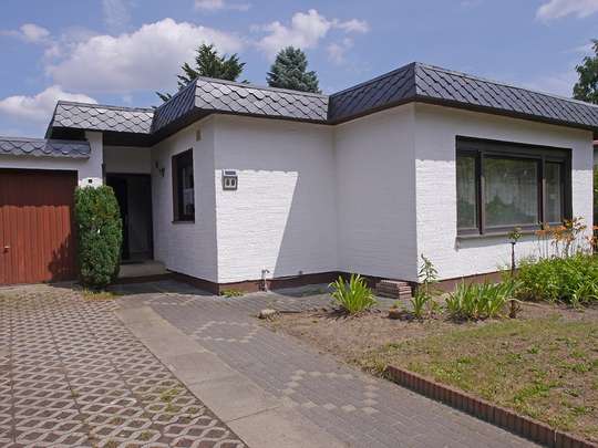 Bungalow mit Einliegerwohnung, Ausbaureserve und großem Garten in Rudow - Bild 3