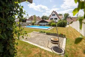 Wohnen mit hoher Lebensqualität: Gepflegtes Einfamilienhaus mit Pool und viel Privatsphäre