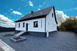 Exklusiv kernsaniert: Freistehendes Einfamilienhaus auf 1.800 m² Grundstück | PV & 8 Stellplätze