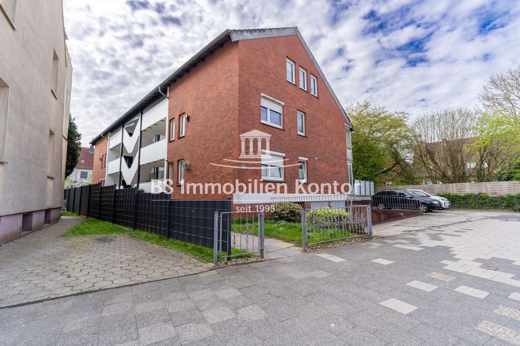 Innenstadtlage! Renovierungsbedürftige OG-Wohnung mit 2ZKB in zentraler Wohnlage!, Emden – Bild 1