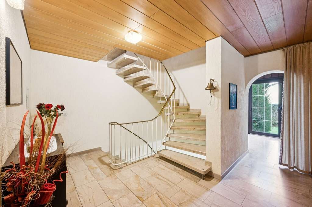 Immobilie in Überherrn - Freistehendes Mehrgenerationenhaus -          
drei Wohneinheiten - großer Garten
und Stellplätze - Bild 3