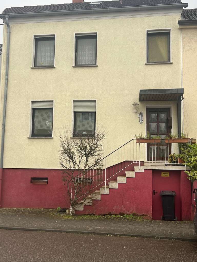 Immobilie in Wadgassen - Renovierungsbedürftiges 1- Familienhaus in Wadgassen  mit viel Potenzial - Bild 0