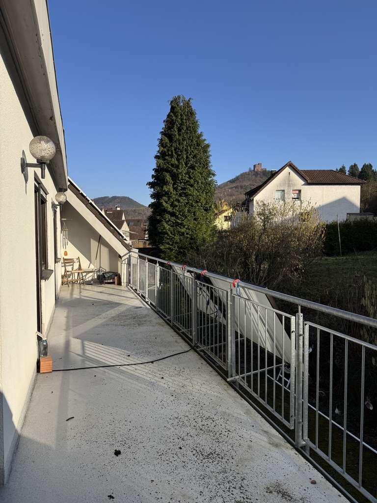 Immobilie in Annweiler am Trifels - Großzügiges Einfamilienhaus mit Balkon, Sauna, Gästewohnung und Burgblick in ruhiger Hanglage - Bild 1