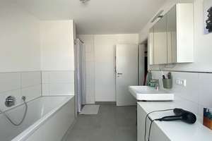 MODERNE 3,5-ZIMMER DG-WOHNUNG MIT LOGGIA, LIFT, TG-STELLPLATZ UND PV-ANLAGE – Die vollständige Adresse der Immobilie erhältst du vom Anbieter., 89233 Neu-Ulm – Vorschaubild 10