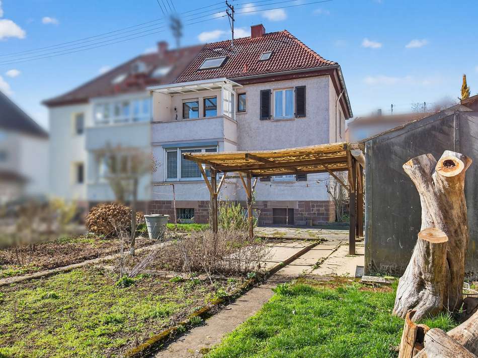 Garten mit Blick zum Haus