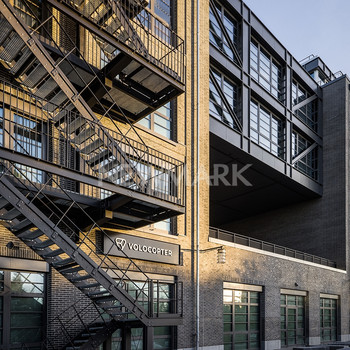 Helle Neubau-Büros mit Dachterrasse & smarter Technik