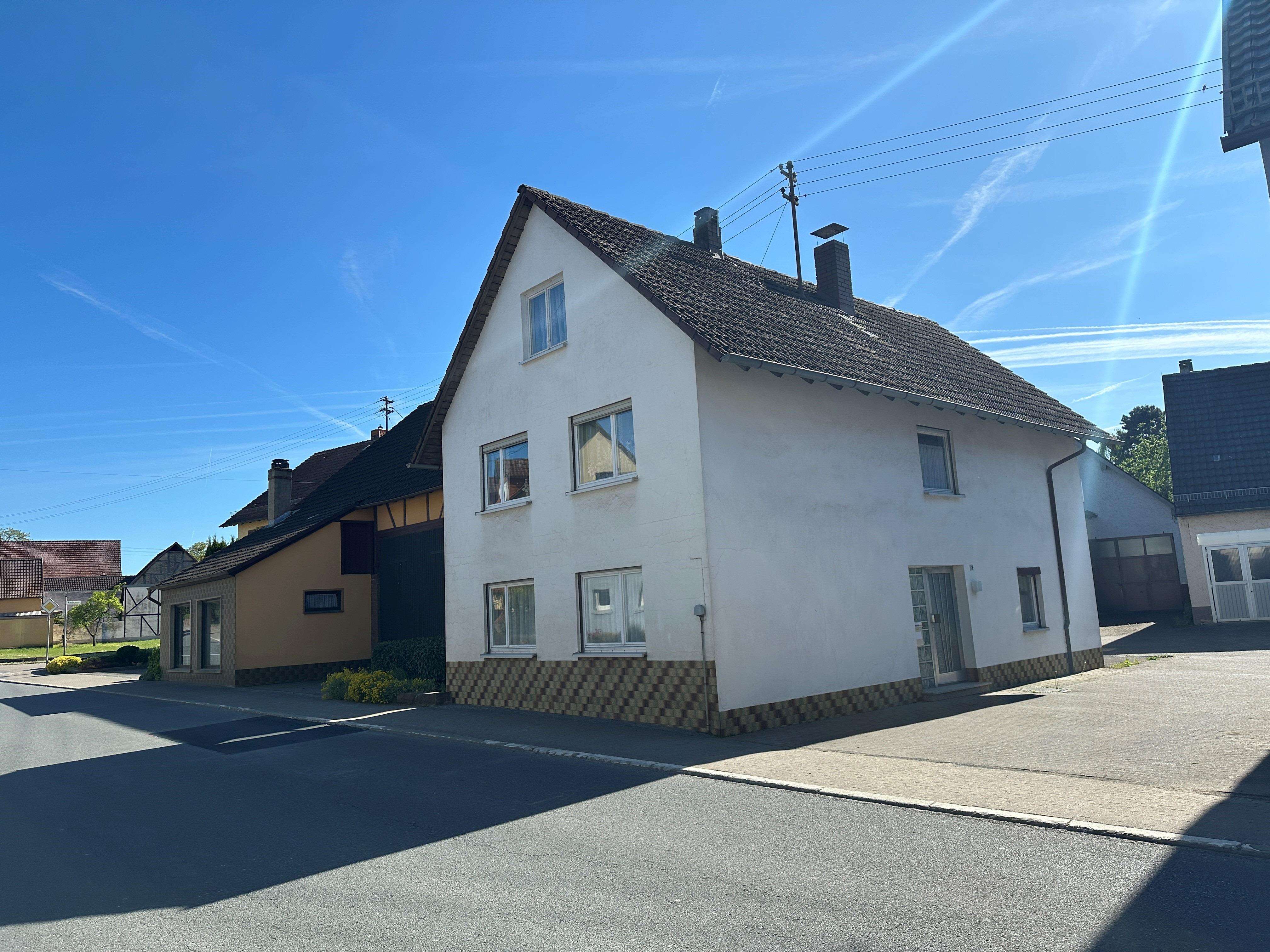 Wohnhaus mit Nebengebäude und Scheune in zentraler Lage von Hundheim, Main Tauber Kreis – Bild 2