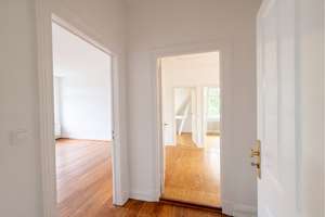 Lichtdurchflutete Dachgeschosswohnung in begehrter Villenlage – Butenfeld 3, 22529 Lokstedt, Hamburg – Vorschaubild 2