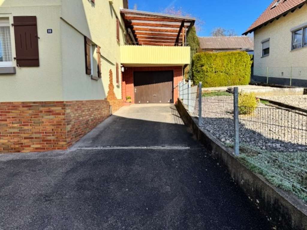 Immobilie in Ohmden - Haus mit Geschichte, in außergewöhnlichem gutem Zustand, mit Garten und 2 Garagen - Bild 1