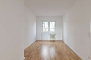 Eine 3,5 bzw 4 Zimmer Wohnung in gepflegter Altbau, saniert 2022, Schlafzimmern zum ruhigen Innenhof – Reichstrasse 30, 14055 Westend, Berlin – Vorschaubild 5