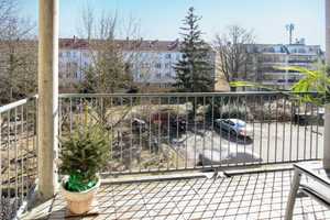 Bezugsfrei ab sofort: 2-Zimmer-Wohnung mit südlichem Balkon und bodentiefen Fenstern – Berlin – Vorschaubild 1