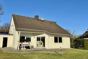 Ihr Familienglück: Freistehendes Haus mit großem Garten & Garage