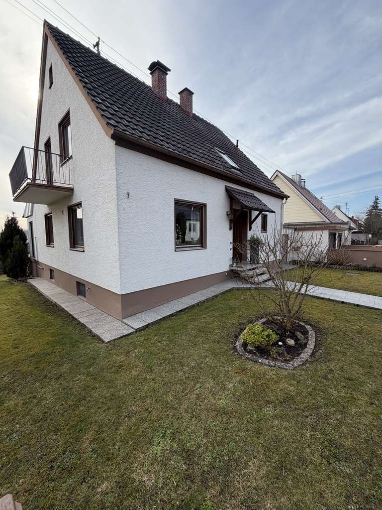 Immobilie in Dinkelscherben - Viel Platz für die Familie – Einfamilienhaus mit Terrasse & Balkon - Bild 2