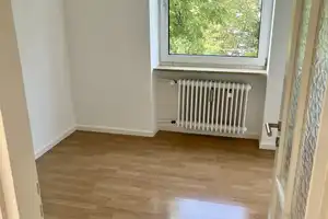 3-Raum-Wohnung mit gehobener Innenausstattung mit Einbauküche in München – München – Vorschaubild 5
