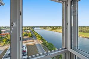 Zwei Balkone, einer direkt über der Elbe
