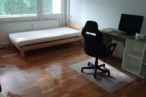 Schönes WG-Zimmer mit Balkon in ruhiger Lage - Nice Room in a Shared Flat with Balcony in a Quiet Ar