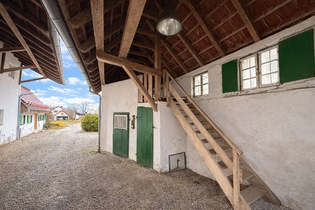 Immobilie in Eurasburg - Bauernhof mit Wohnbebauung, Pferdestall und angrenzender Koppel auf großzügigem Grundstück 9716 qm - Bild 2