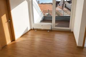 Sanierte Dachgeschoss-Wohnung zu vermieten | 3-Zimmer-Wohnung (85m²) – Blumenthalstr. 2-4, 90429 Himpfelshof, Nürnberg – Vorschaubild 4