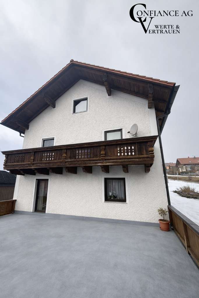 Immobilie in Untergriesbach - Zweifamilienhaus mit großem Potenzial für Handwerker und Gestalter - Bild 2