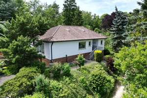 Winkel-Bungalow mit Einliegerwohnung in Bestlage mit 3 Garagen auf 1303 m² Grund – Die vollständige Adresse der Immobilie erhältst du vom Anbieter., 96450 Neuses, Coburg – Vorschaubild 1