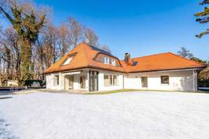 Familiär und vielseitig: Großzügige Villa mit viel Privatsphäre, Garten und Pool