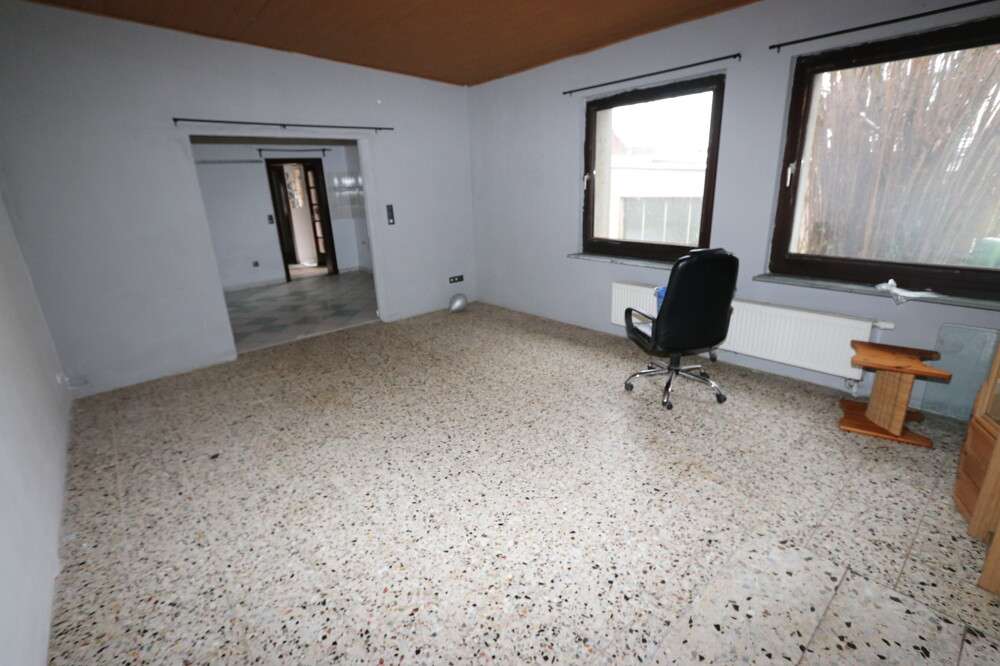 Immobilie in Jüchen - + Jüchen + EFH + sanierungsbedürftig + Bj. 1951 + ca. 857 m² Grundstück. + ca. 125 m² Wohnfläche + - Bild 4