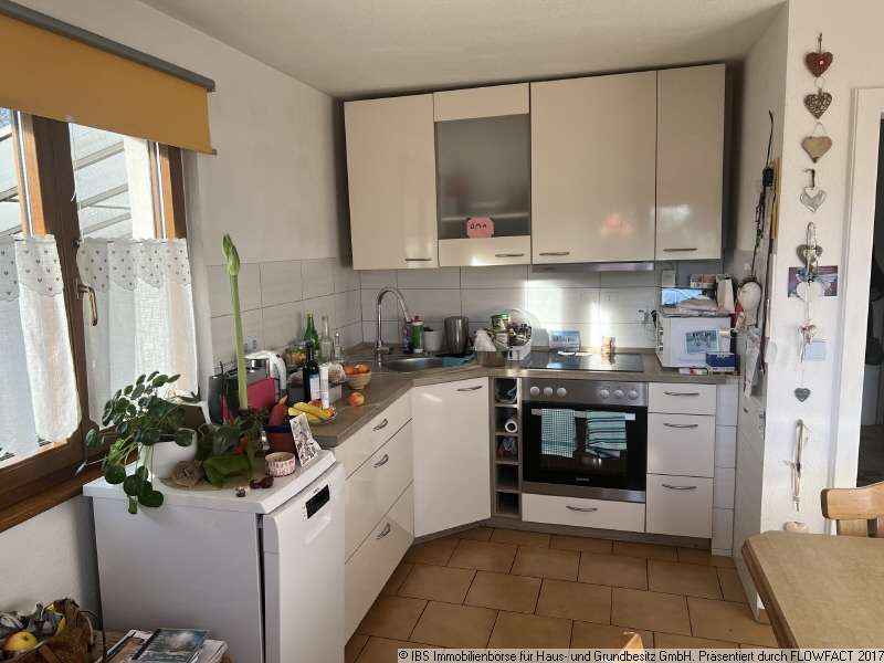 Immobilie in Schrozberg - Gepflegtes Wohnhaus mit 3 gemütlichesn Wohnungen, 2 Garagen und großem Garten - Bild 5