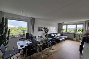 Lichtdurchflutete 3-ZKB mit Balkon, Weitblick und Tiefgaragenplatz
