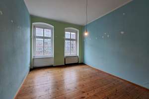 Leerstehende 4-Zimmer-Wohnung mit Balkon