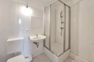 Helle 3-Zimmer-Wohnung mit Balkon und Dusche – Ideal für kleine Familien + *2 NKM geschenkt* – Wegastraße 26, 4205 Leipzig – Vorschaubild 9