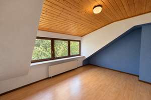 JEDE MENGE PLATZ: GROßZÜGIGES EINFAMILIENHAUS MIT EINLIEGERWOHNUNG IN SONNIGER HANGLAGE – 97656 Oberelsbach – Vorschaubild 13