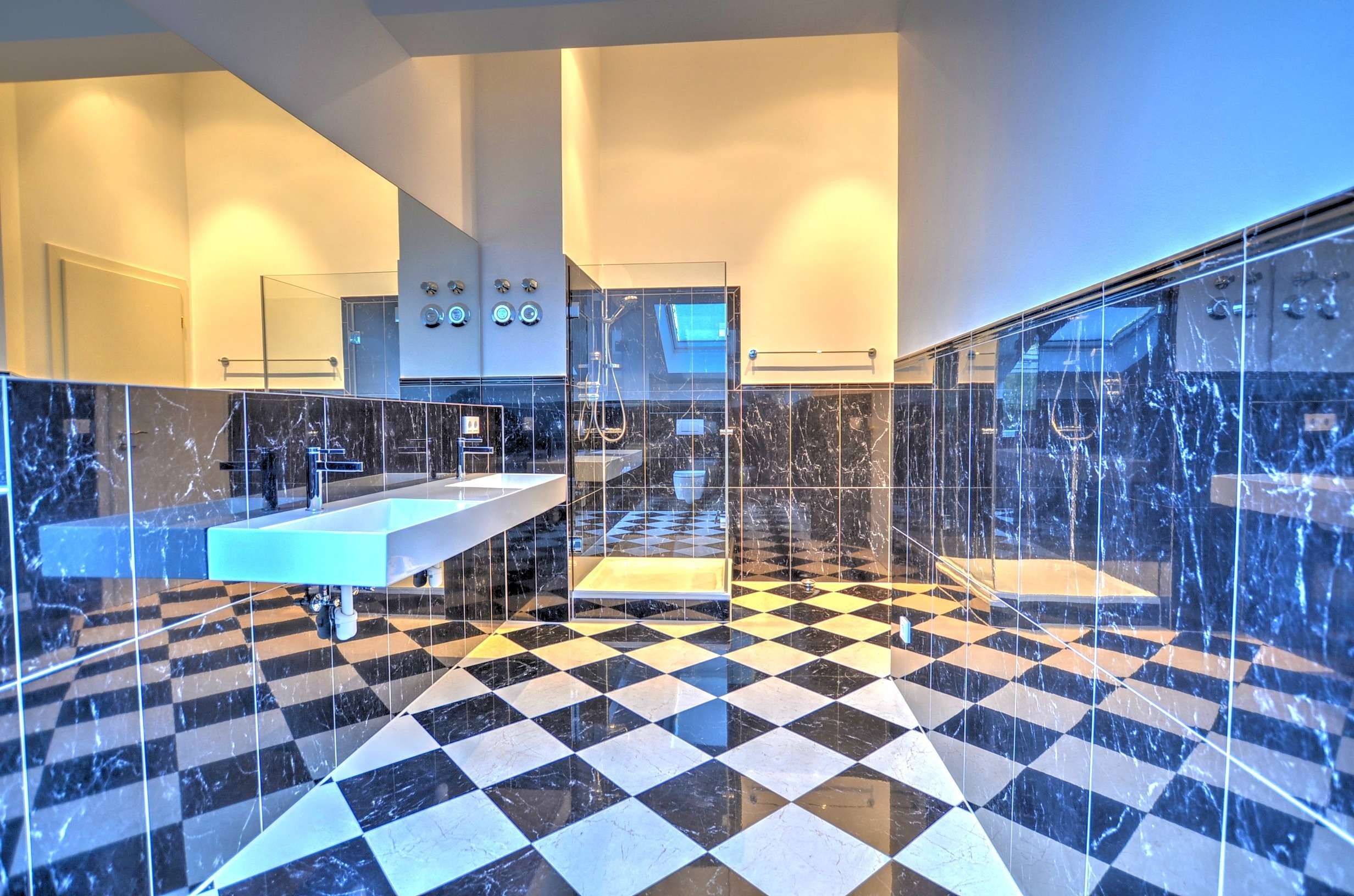 Immobilie in Grünwald - MÜNCHEN-GRÜNWALD: SONNIGES DACHGESCHOSSJUWEL MIT EXQUISITER AUSSTATTUNG! - Bild 2