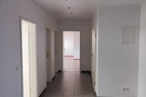 Helle 4-Raum-Dachgeschosswohnung mit EBK und Balkon – Duisburg – Vorschaubild 3