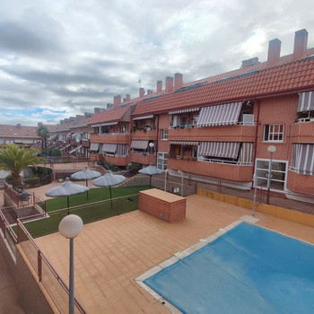 ALFA KEY WEST verkauft eine große, fast neue, renovierte Maisonette-Wohnung mit 155 m², 4 Schlafzimm