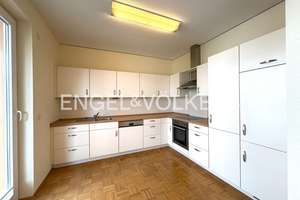 Lichtdurchflutete 2-Zimmer-Wohnung mit umlaufendem Balkon, Aufzug und Stellplatz – Die vollständige Adresse der Immobilie erhältst du vom Anbieter., 57074 Siegen, Siegen – Vorschaubild 9