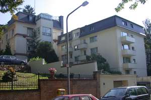 Schön geschnittene 2 Zimmer Wohnung mit großem Wintergarten und Balkon in zentraler Lage
