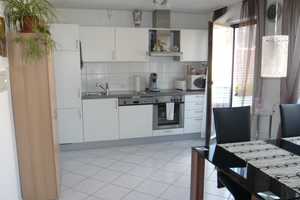 Sehr helle 2,5-ZW, 1. OG, Balkon, neue Türen, frisch gestrichen, neue Laminatböden, Carport