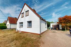 Ein Zuhause mit Zukunft – modernisiert und erweiterbar – Die vollständige Adresse der Immobilie erhältst du vom Anbieter., 6779 Raguhn – Vorschaubild 1