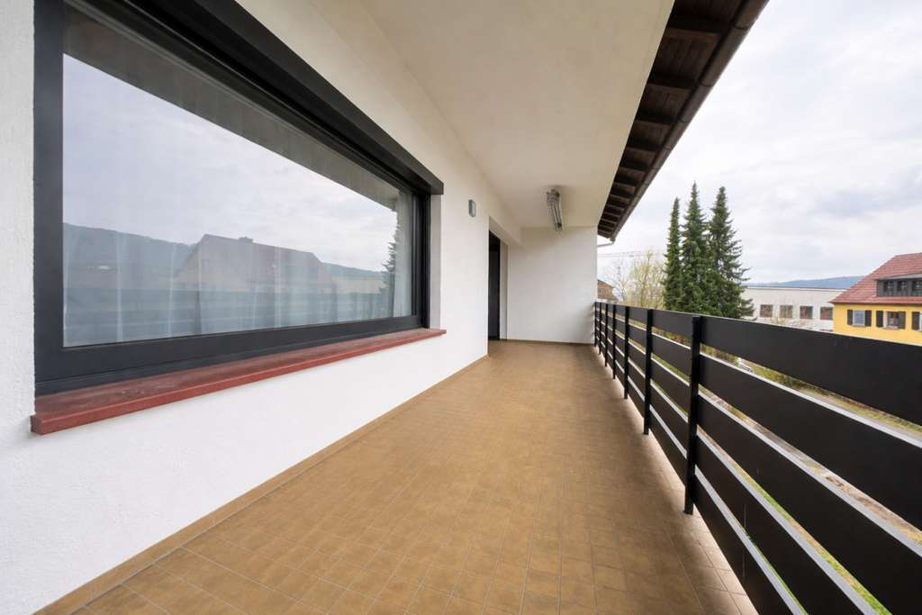 Immobilie in Gemünden am Main - Flexibles Zweifamilienhaus mit getrennten Eingängen – ideal für Eigennutzer & Kapitalanleger! - Bild 2