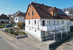 Hausansicht mit Balkon: Balkon