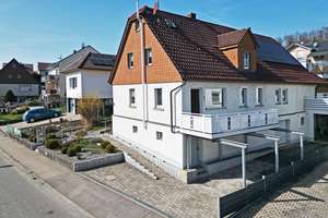 Glücksgriff für Familien und Schrauber. 
8 Zimmer auf 149 m². Plus 251 m² Fläche.
2 große Garagen. – Die vollständige Adresse der Immobilie erhältst du vom Anbieter., 72636 Frickenhausen – Vorschaubild 1
